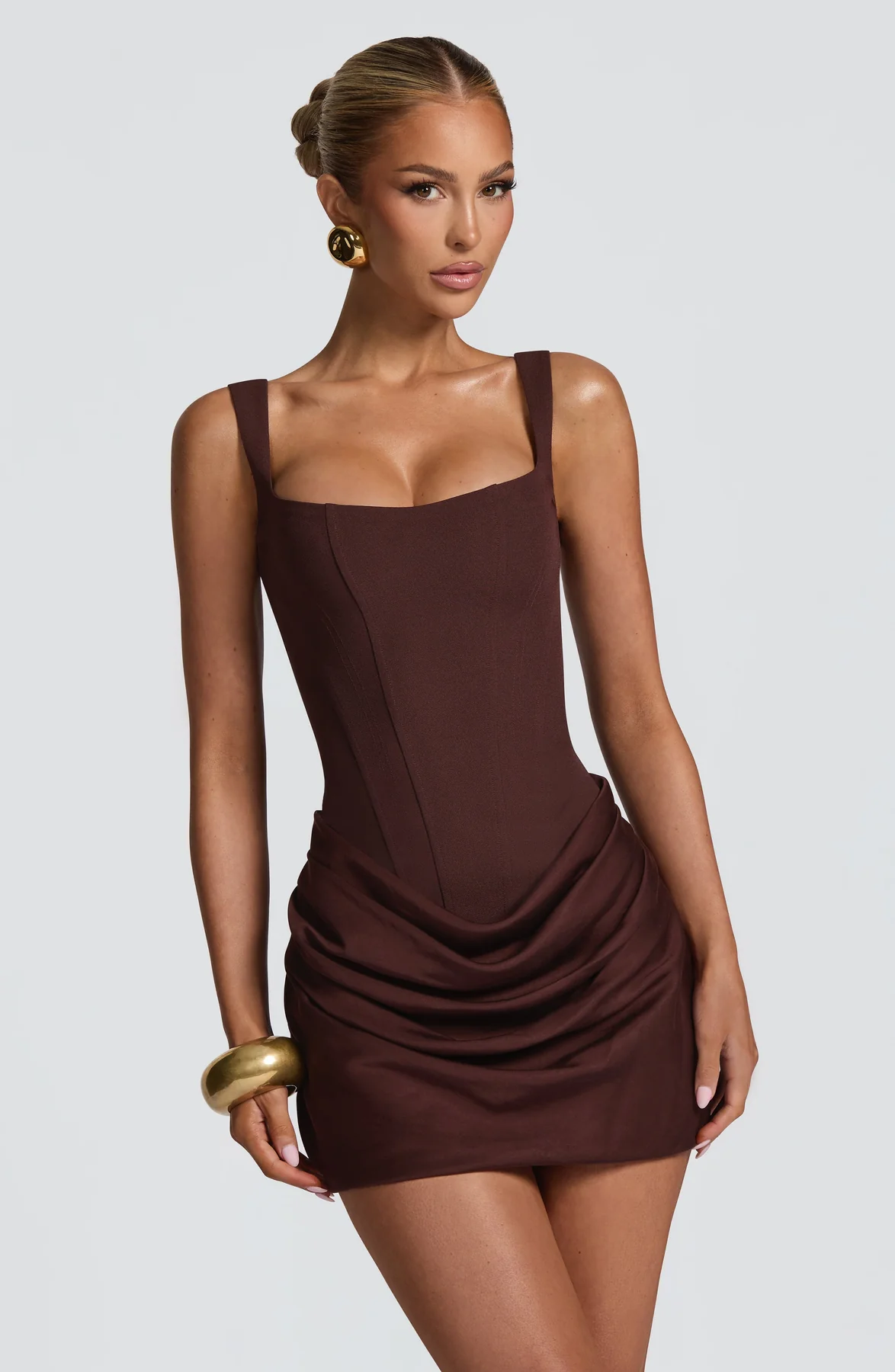 Mini Dress : Mini-robe femme froncée - Encolure carrée, dos à lacets dans Marron de Marche Lino