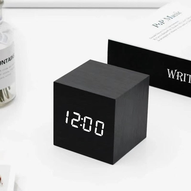 Wall Clocks : LumiClock Réveil LED Numérique dans Noir de Roselva