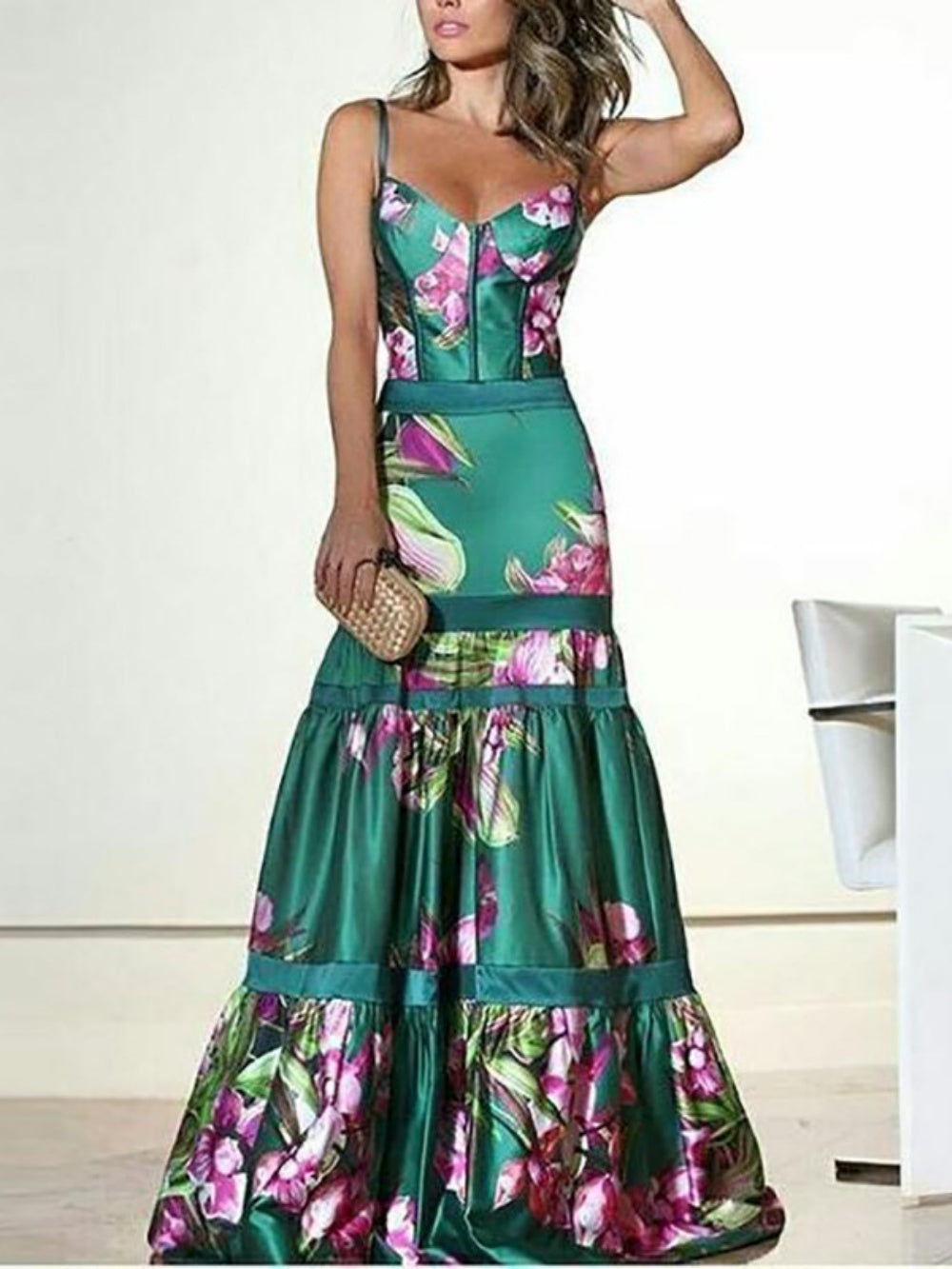 Robe longue intemporelle en satin maxi avec panneau imprimé et bretelles au dos