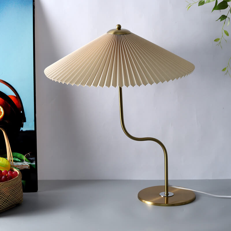: Lampe de Table Plissée Rétro dans Kaki de Marche Lino