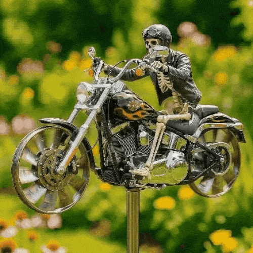 Éolienne de Jardin Motard Crâne sur Moto