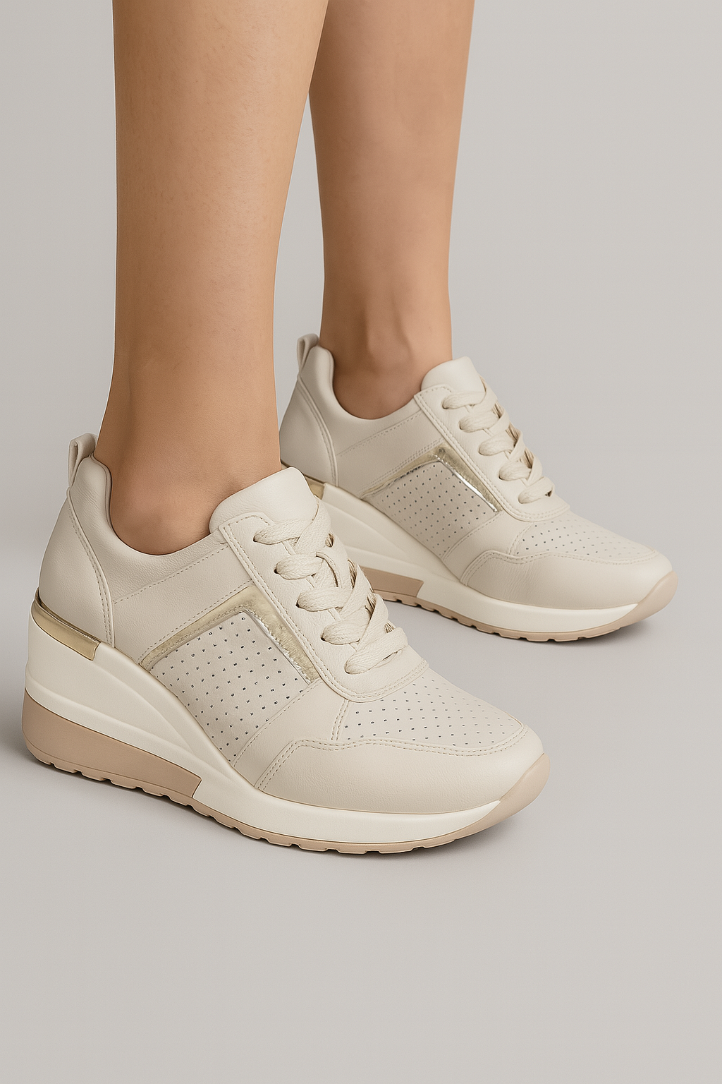 Sneakers Femme Noires à talon compensé 8cm, Détails métalliques, Confortables et élégantes