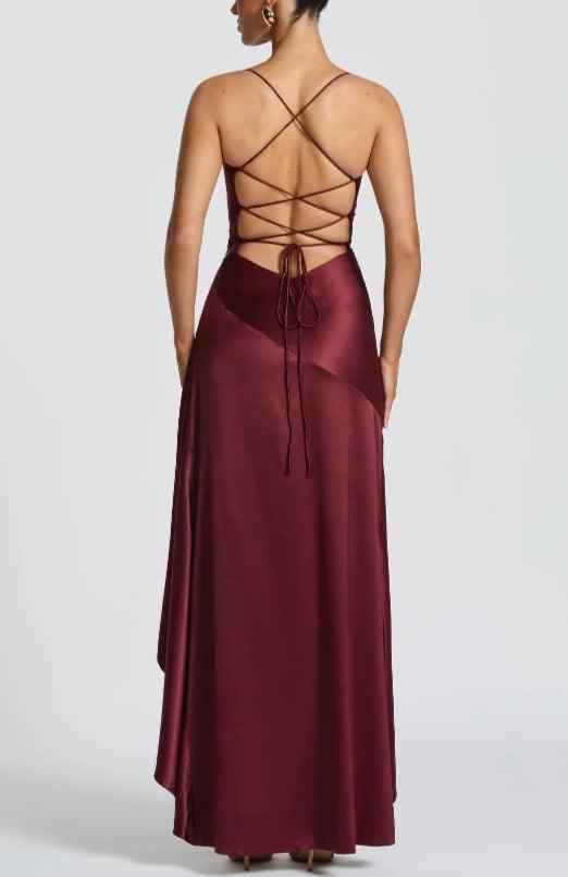 Maxi-robe Élégante à Col Licou, Dos Nu et Volants
