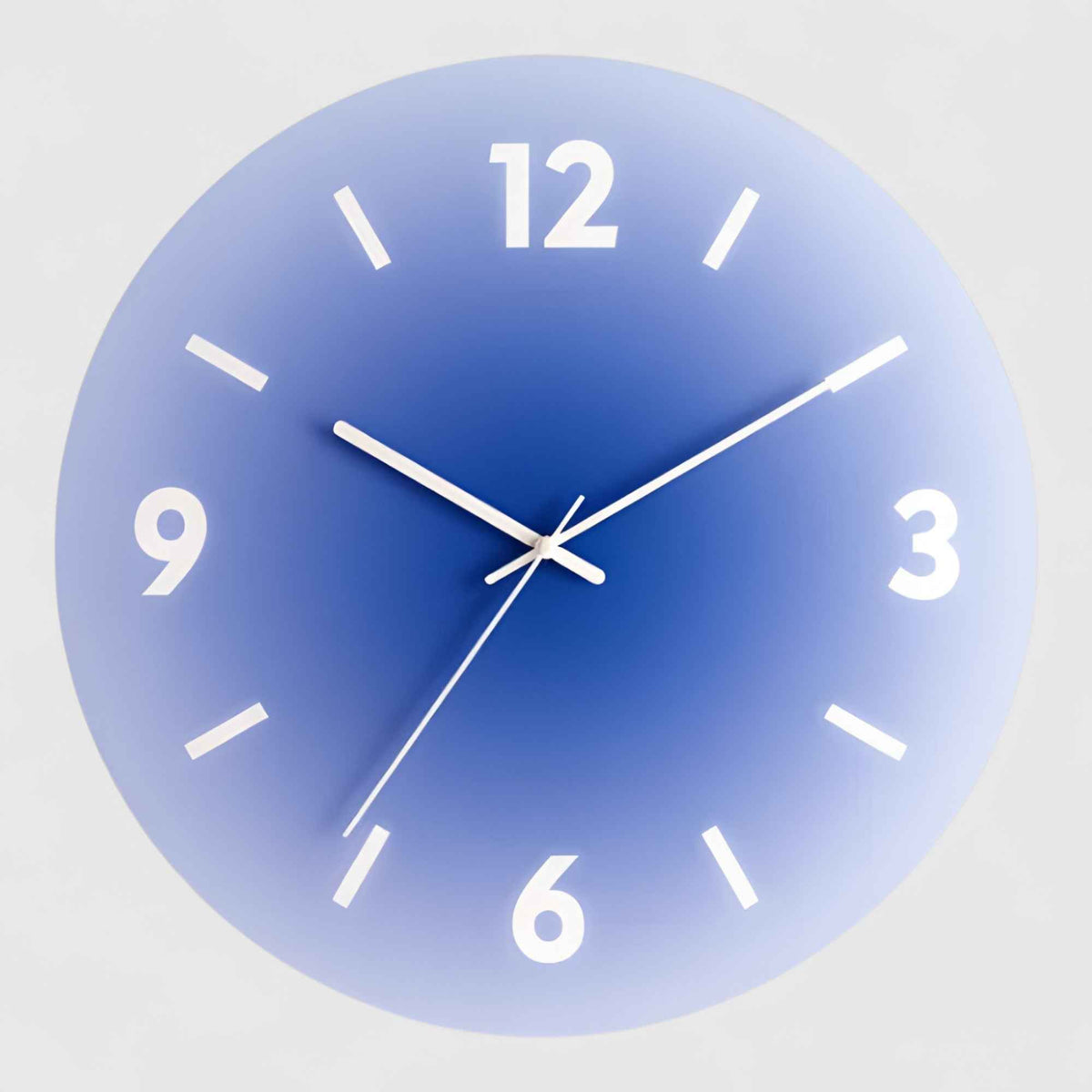 Horloges murales : Horloge Murale Design Silencieuse en Verre Rond Moderne pour Salon/Cuisine dans Bleu Avec chiffres de Marche Lino