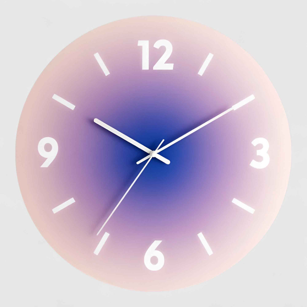 Horloges murales : Horloge Murale Design Silencieuse en Verre Rond Moderne pour Salon/Cuisine dans Violet Avec chiffres de Marche Lino