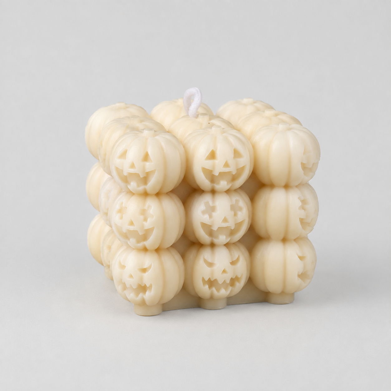 Gifts – Seasonal – Halloween : Bougie cubique citrouille d'Halloween en cire de soja - 6,5 cm dans Beige de Pantinoshop
