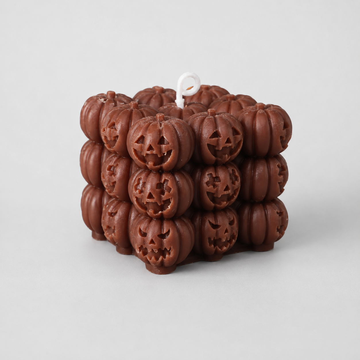 Gifts – Seasonal – Halloween : Bougie cubique citrouille d'Halloween en cire de soja - 6,5 cm dans Marron foncé de Pantinoshop