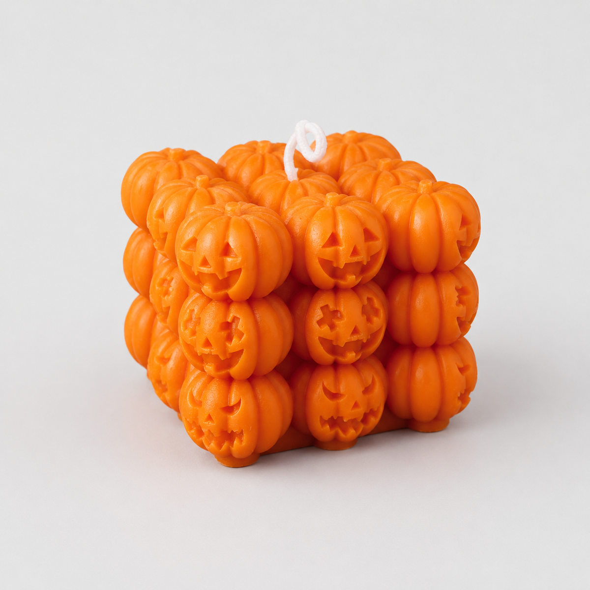 Gifts – Seasonal – Halloween : Bougie cubique citrouille d'Halloween en cire de soja - 6,5 cm dans Orange de Pantinoshop
