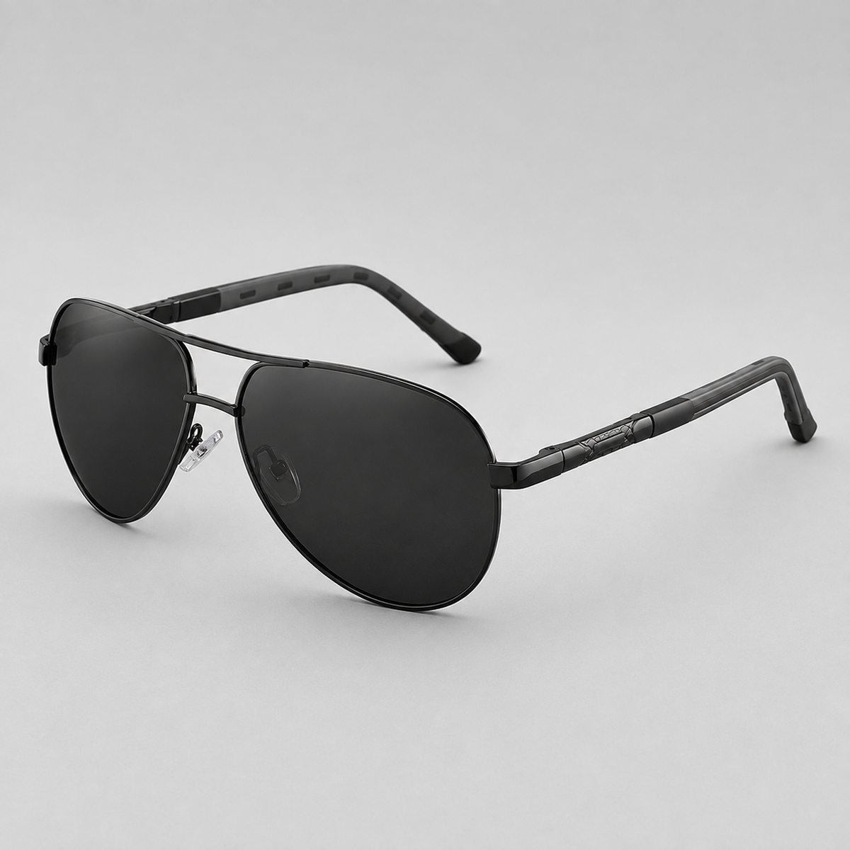 ELLA : Lunettes solaires homme - Polarisées, monture alu, style rétro dans Noir avec verres noirs de Jeecey.nl
