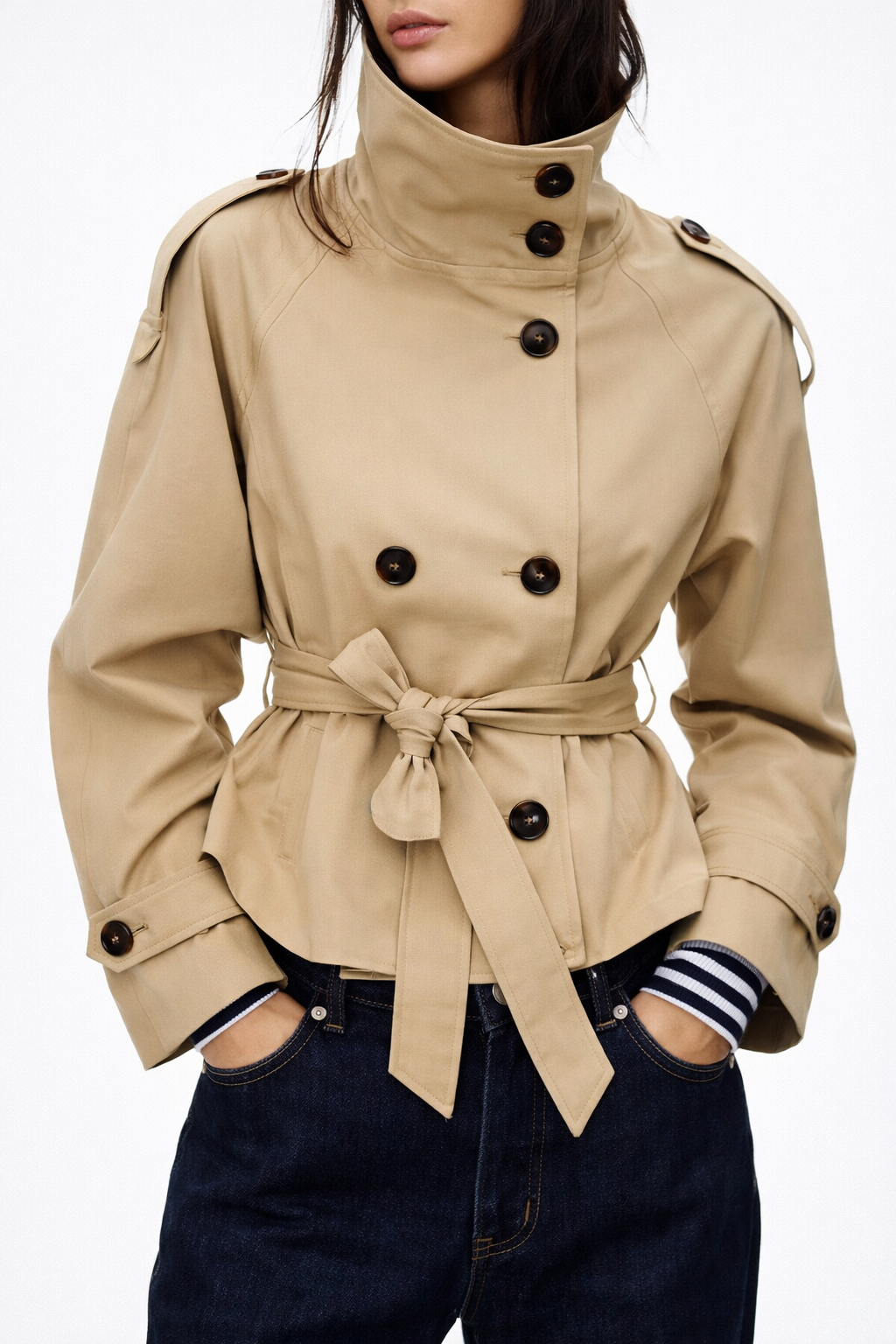 Beige trenchcoat til kvinder med dobbeltradet knaplukning