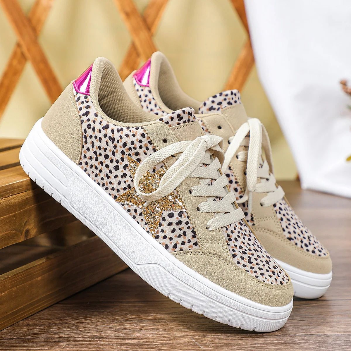 Chaussures de skateboard : Chaussure Skate Homme Tendance Imprimé Léopard dans Beige gris à pois sur fond blanc de Marche Lino