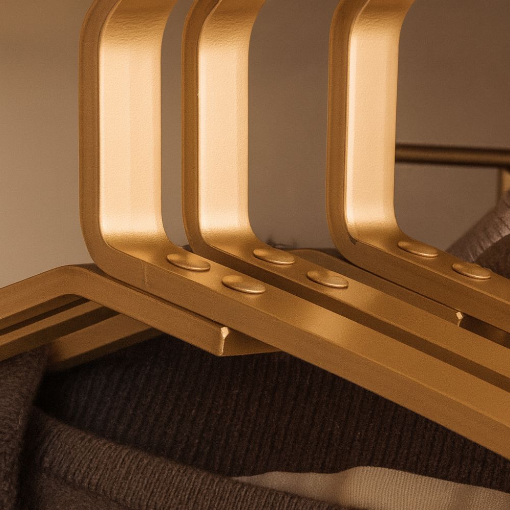 Kleiderbügel : Quenva - Elegante Aluminium Slimline Kleiderbügel (4 Stück) dans de Givera