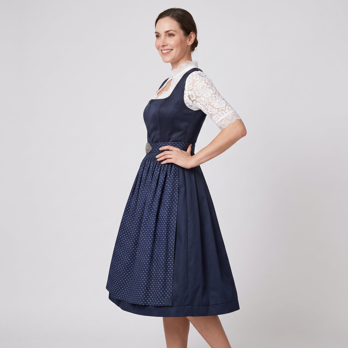 Gifts – Seasonal – Oktoberfest : Dirndl femme traditionnel bleu marine avec corsage dentelle dans de Steiner-boutique