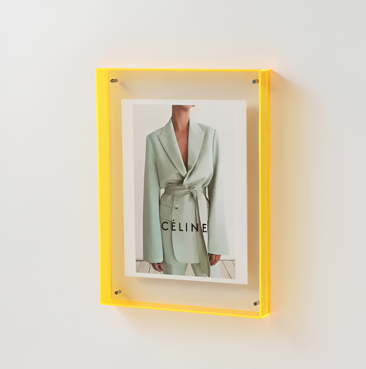 Photo Clip Frame : Pince photo acrylique transparente – Design moderne et minimaliste dans Jaune de Marche Lino