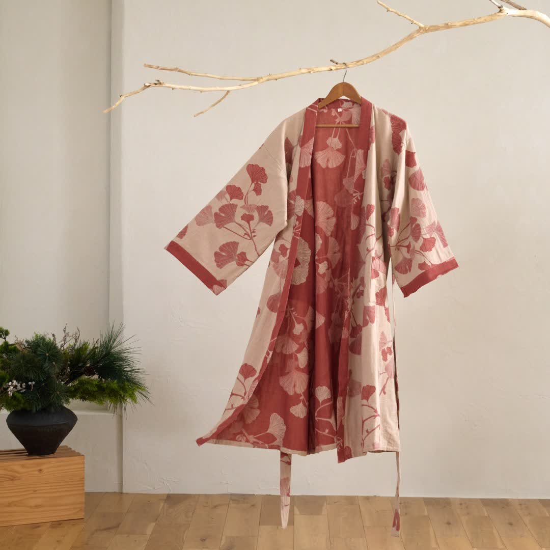 Kleding en accessoires > Kleding > Nachtkleding en loungewear > Kamerjassen : Kimono Peignoir en Coton avec Motif Feuille Réversible dans Nude & Rouge de Roselva