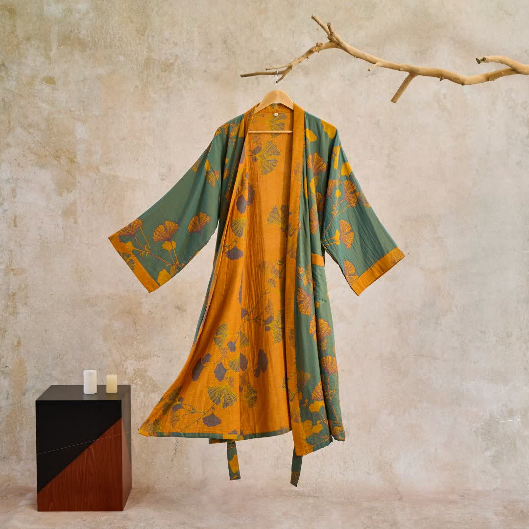 Kleding en accessoires > Kleding > Nachtkleding en loungewear > Kamerjassen : Kimono Peignoir en Coton avec Motif Feuille Réversible dans Vert & Jaune de Roselva
