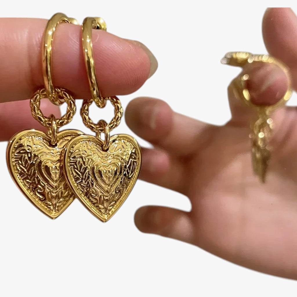 Martha | Eleganti orecchini a forma di cuore retrò - €25 : Boucles d'oreilles en forme de cœur rétro Femme dans Couleur or de Marche Lino