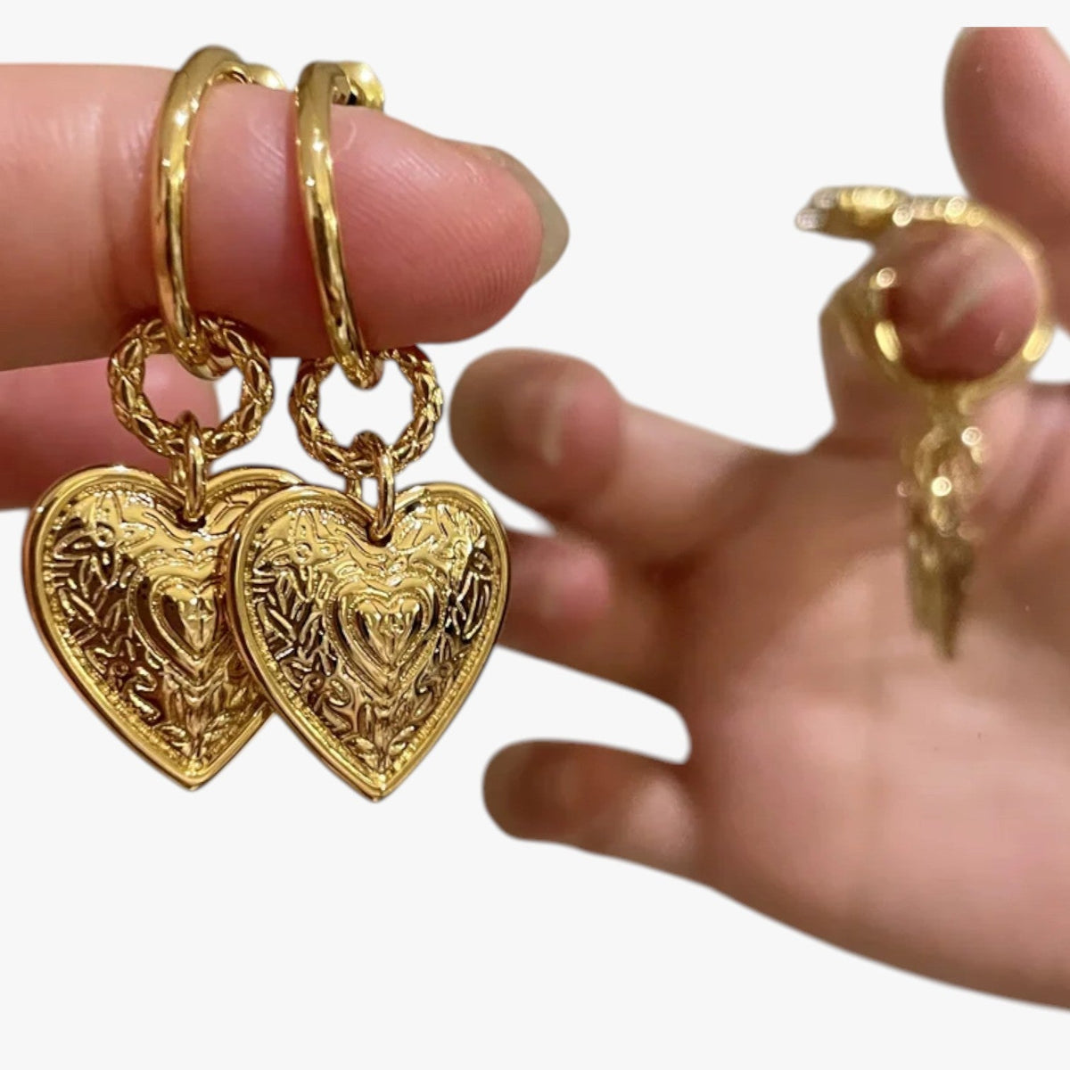 Martha | Eleganti orecchini a forma di cuore retrò - €25 : Boucles d'oreilles en forme de cœur rétro Femme dans Couleur or de Marche Lino