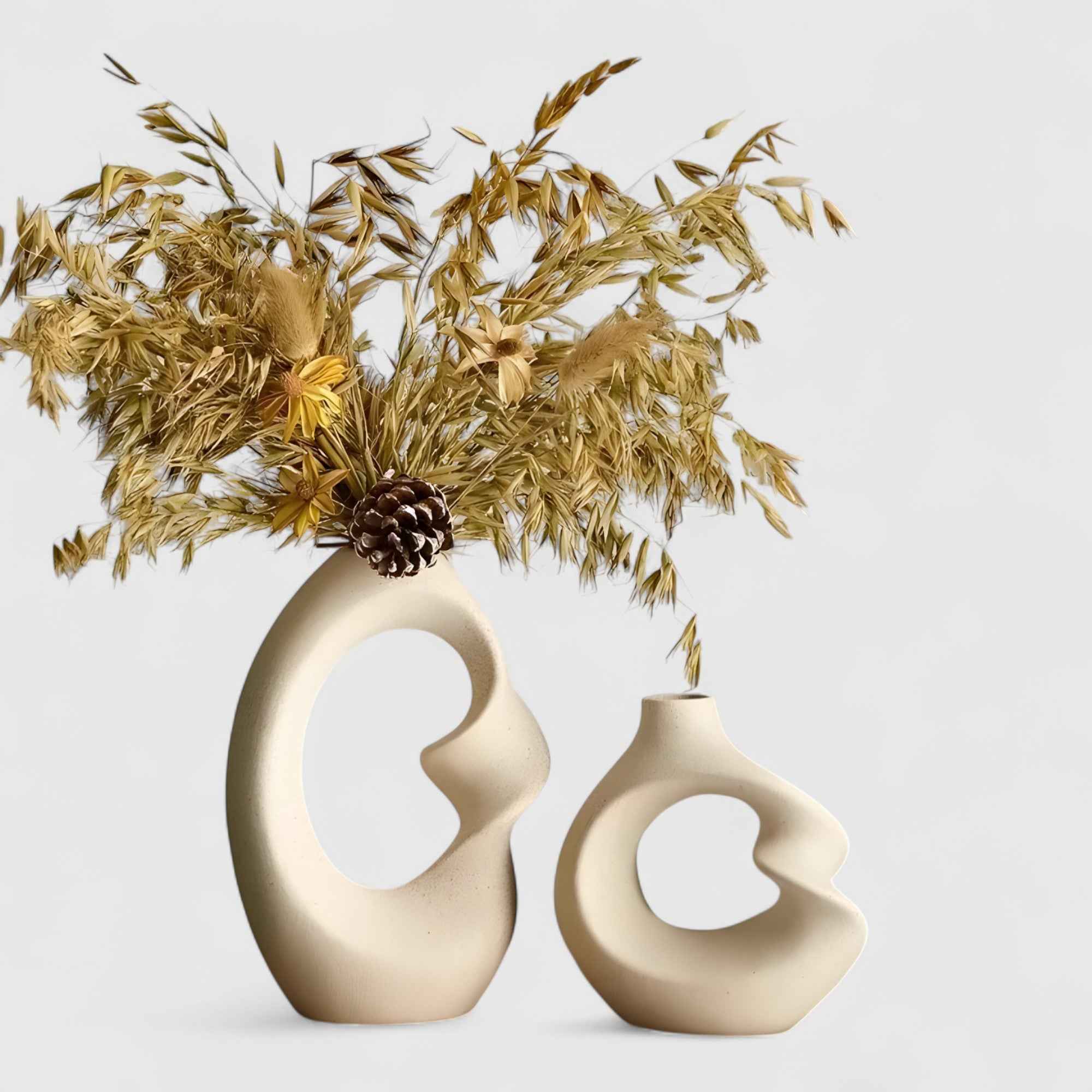 Vases : Vase décoratif moderne en céramique sculpturale, idéal pour salon ou bureau dans Beige de Marche Lino