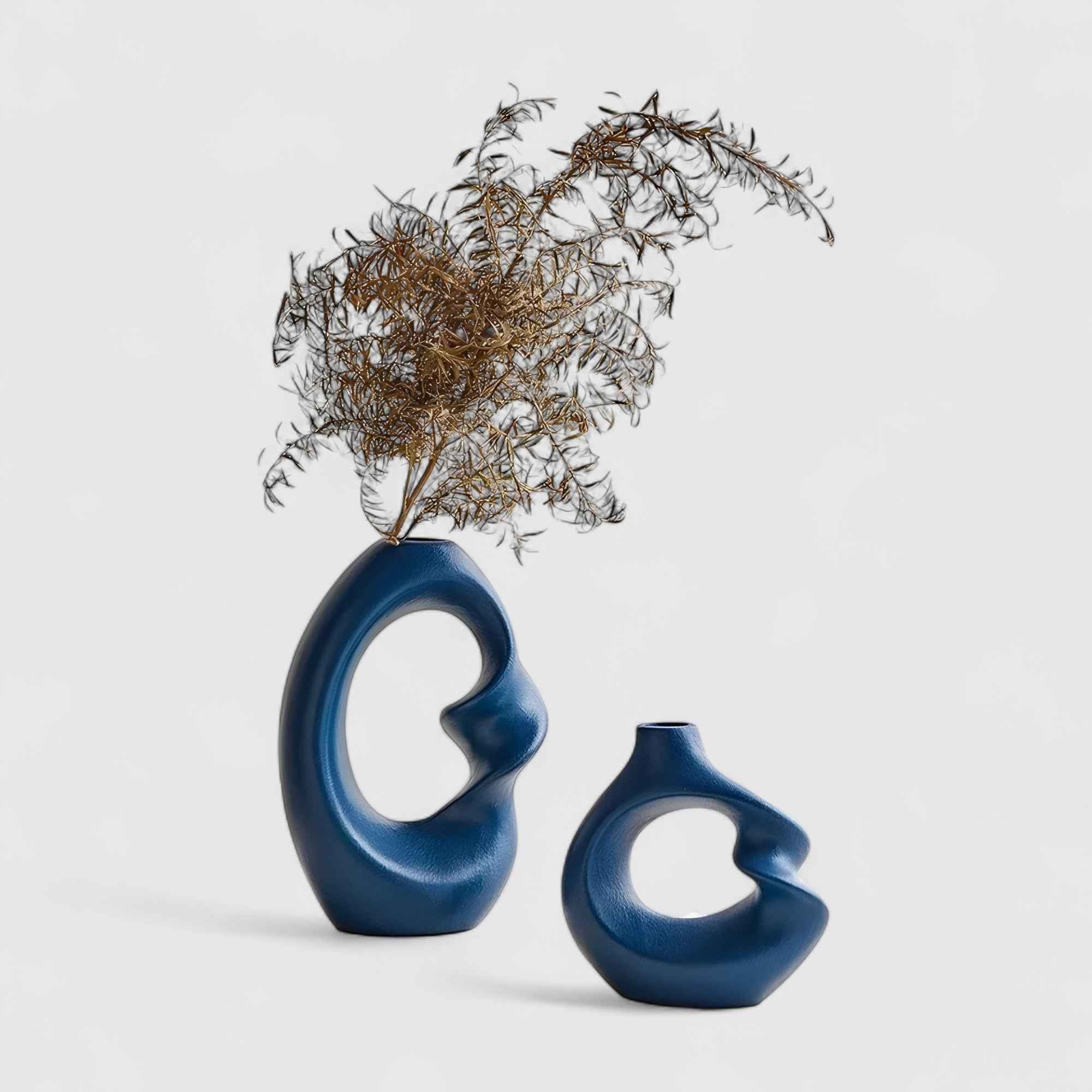Vases : Vase décoratif moderne en céramique sculpturale, idéal pour salon ou bureau dans Bleu de Marche Lino