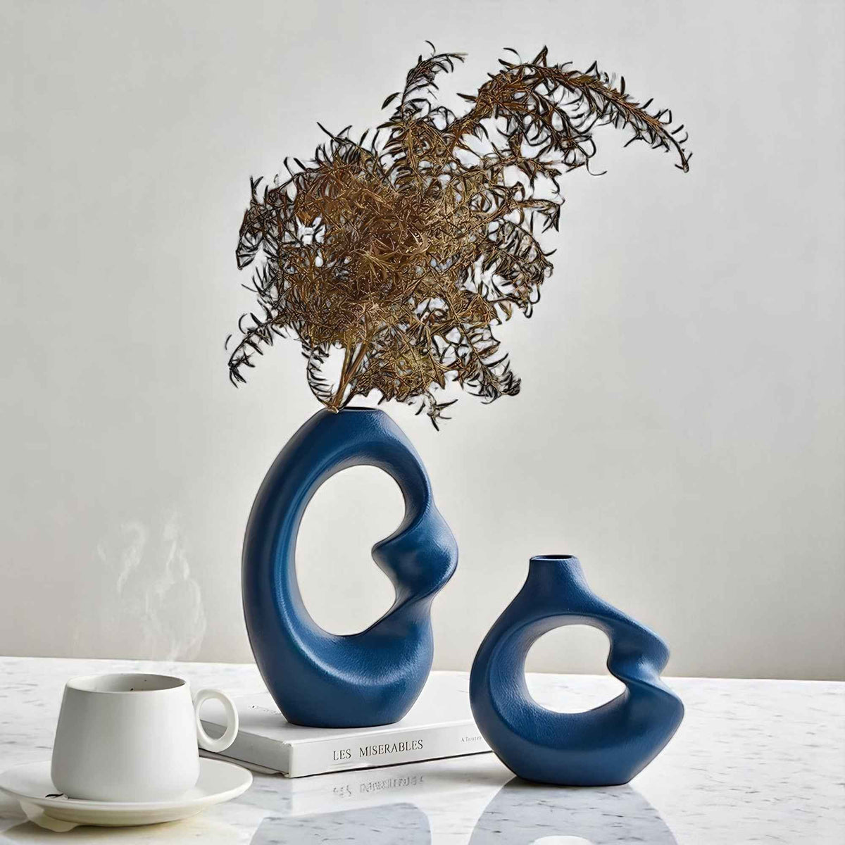 Vases : Vase décoratif moderne en céramique sculpturale, idéal pour salon ou bureau dans de Marche Lino