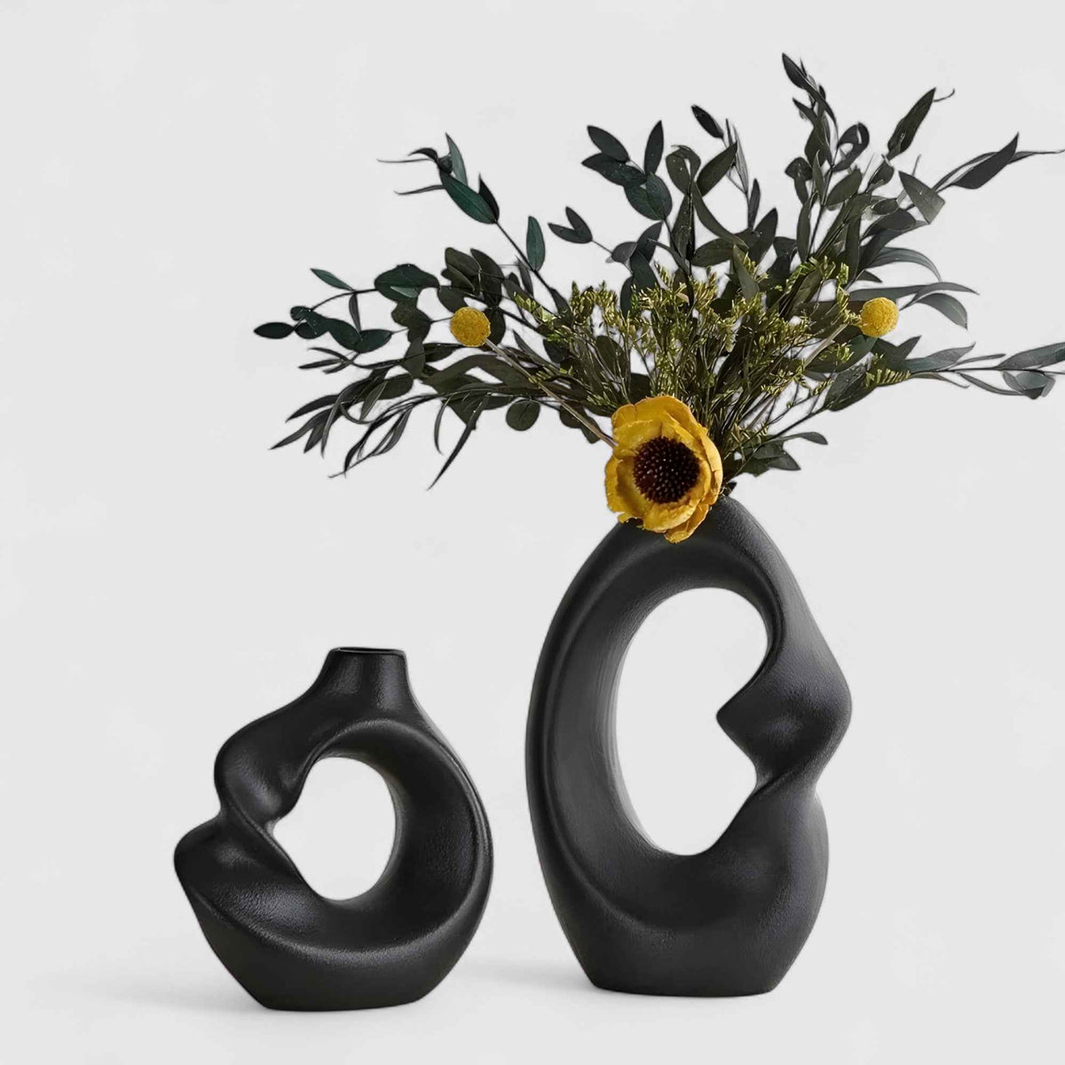 Vases : Vase décoratif moderne en céramique sculpturale, idéal pour salon ou bureau dans Noir de Marche Lino