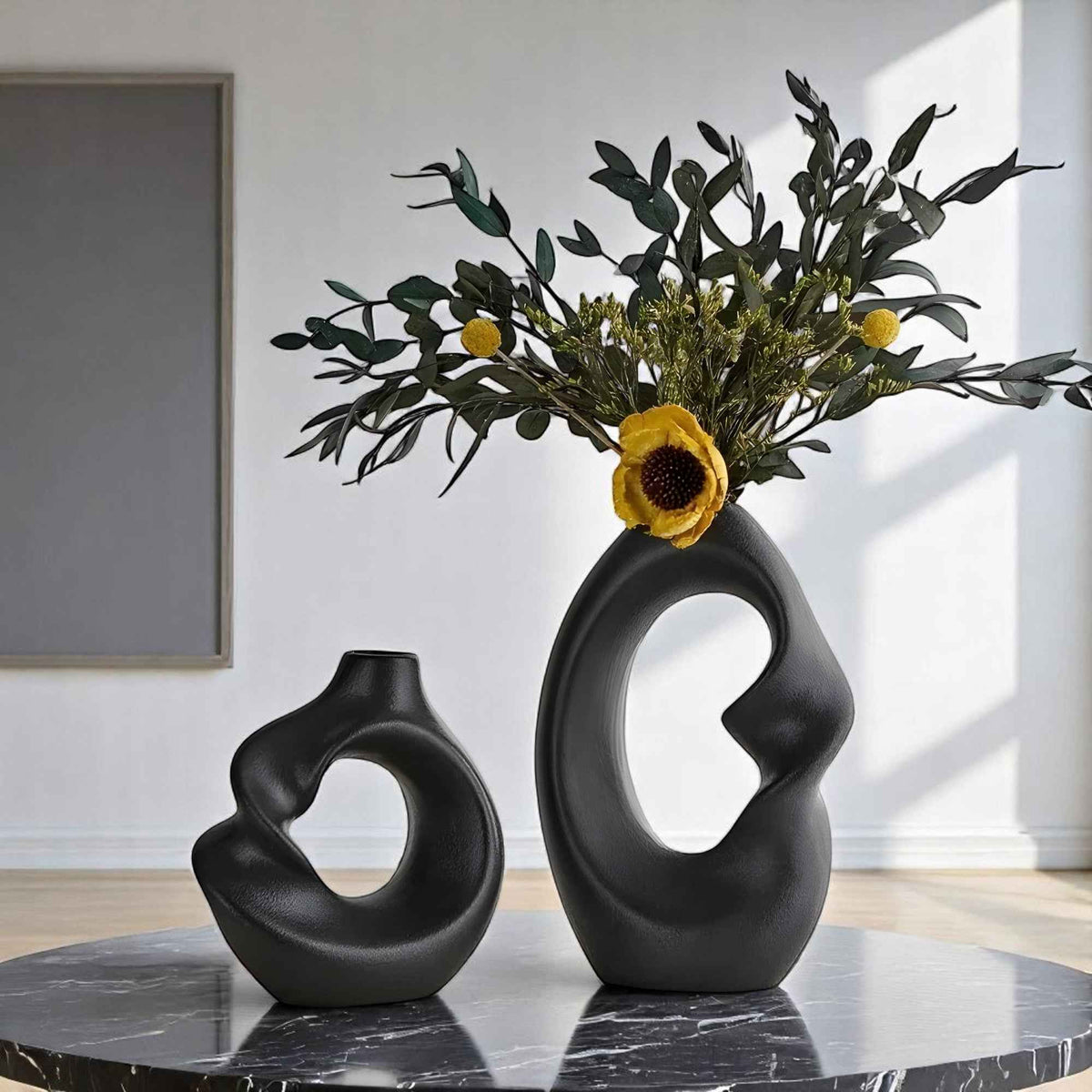Vases : Vase décoratif moderne en céramique sculpturale, idéal pour salon ou bureau dans de Marche Lino
