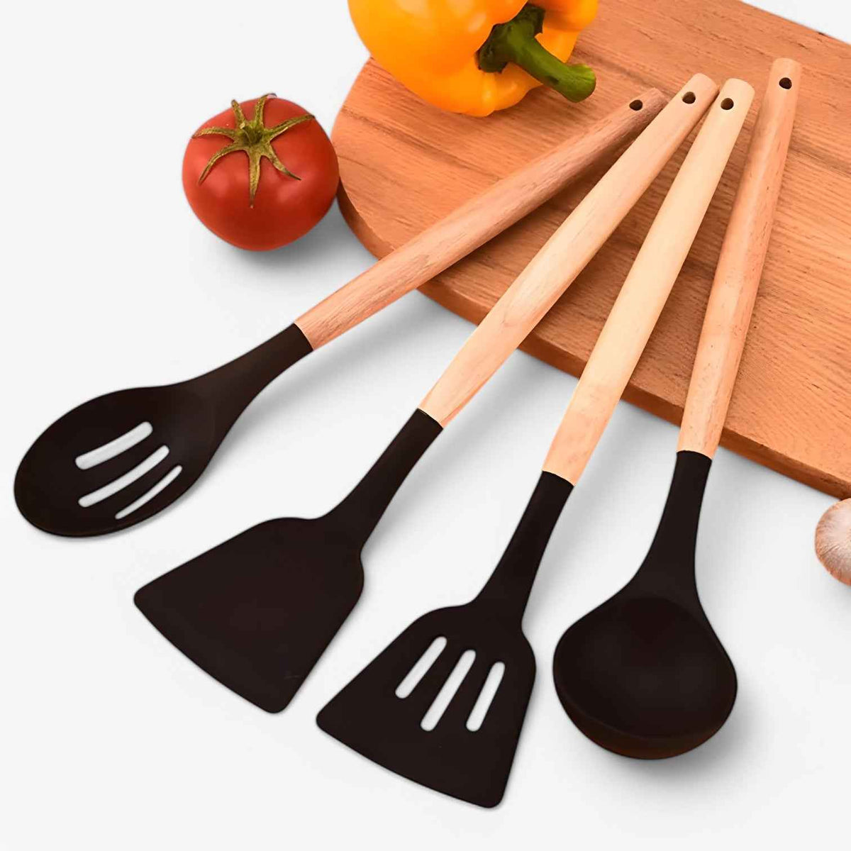 Kitchen Utensil Set : Ustensiles de cuisine Triana en silicone noir - Spatule, louche, cuillère (lot de 5) dans de Marche Lino