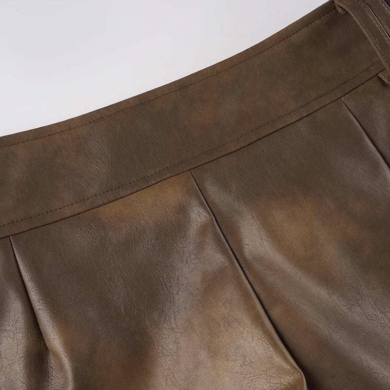 Damen Slim Fit Vintage Leder-Shorts Schwarz Clubwear mit Reißverschlusstasche