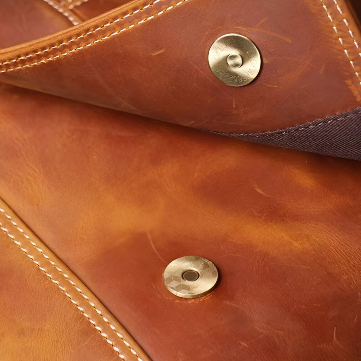 Bags : Sac Messenger Bandoulière en Cuir Intemporel et Robuste dans Café de Roselva