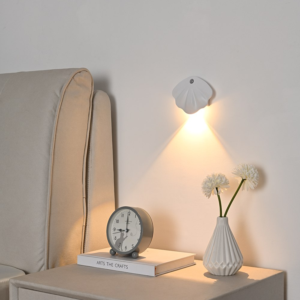 Home Decor : Lampe à Détecteur de Mouvement – Design Coquillage, USB Rechargeable dans Noir de Marche Lino