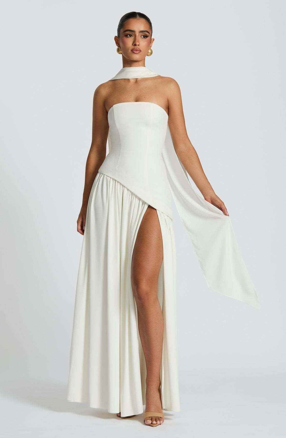 Maxi Dress : Robe Longue Tessa Femme - Coupe Fluide Dos Plongeant Bretelles Fines dans de Marche Lino