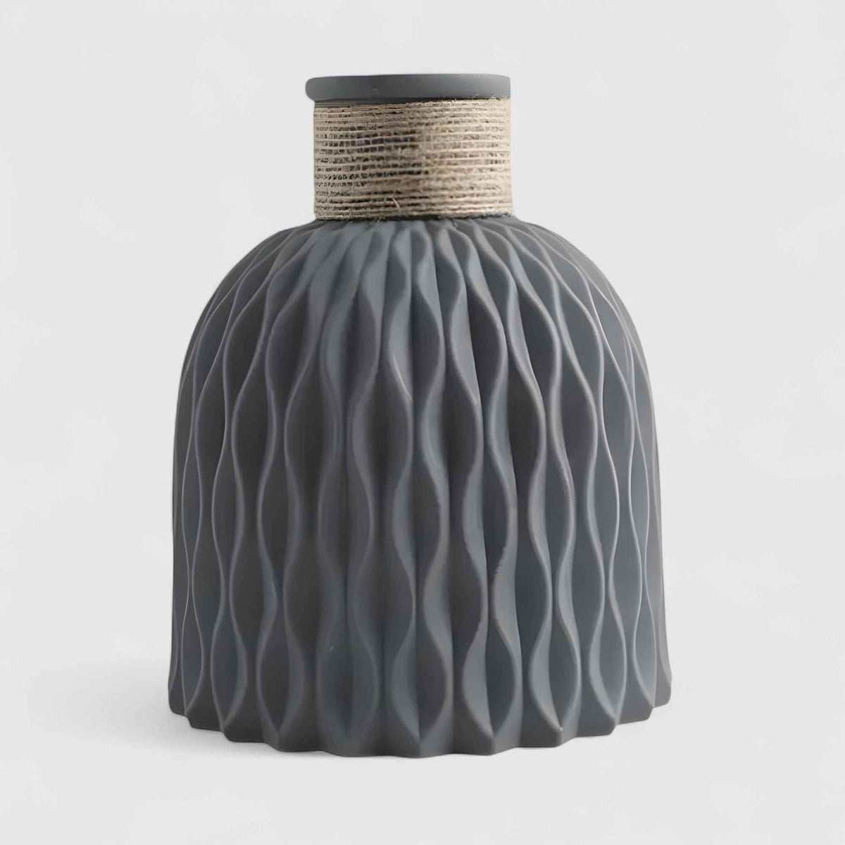 Vases : Vase Décoratif en Plastique Tressé Accessoires De Jardin dans Gris de Marche Lino