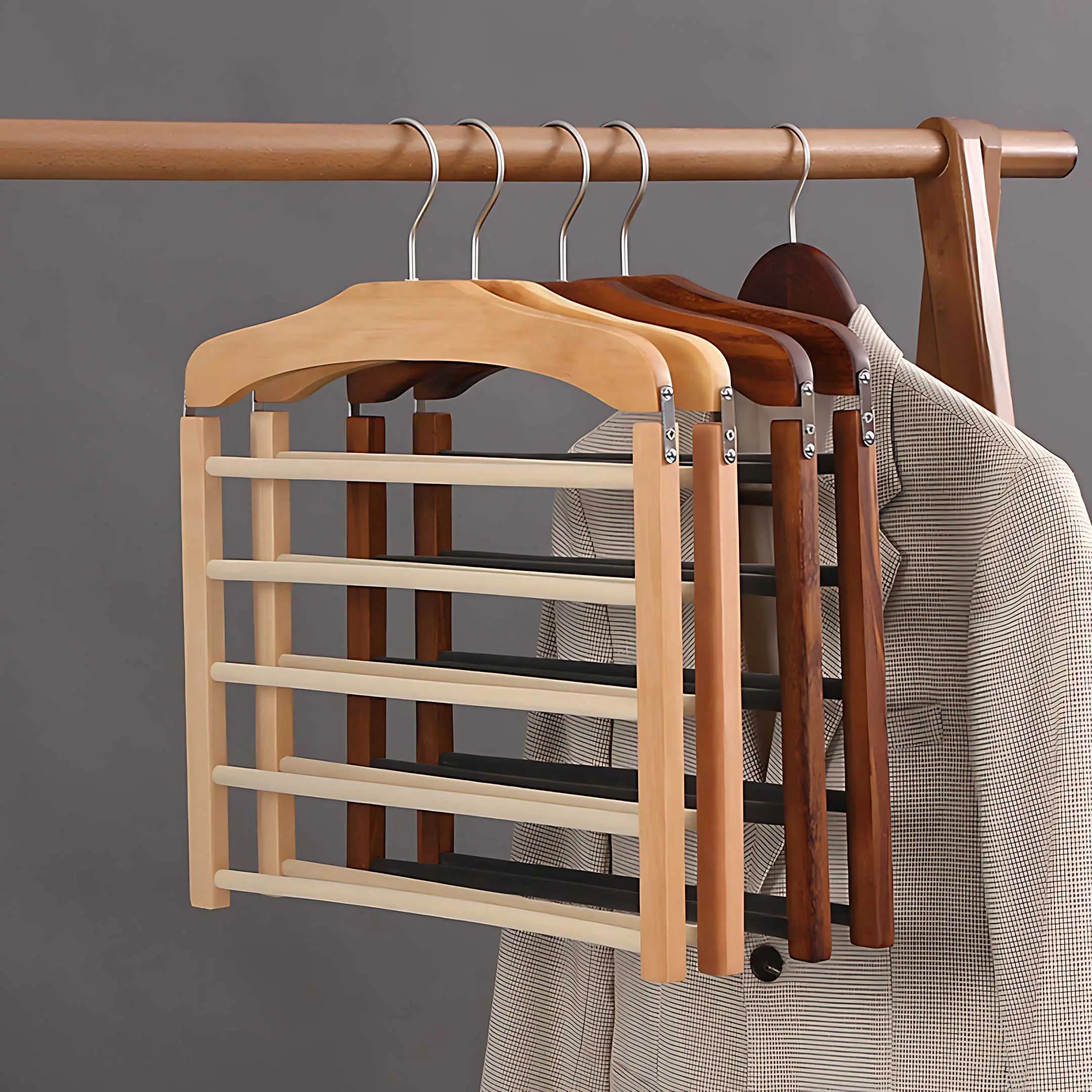 : Cintre multi-niveaux en bois massif pour dressing optimisé dans de Inovessa
