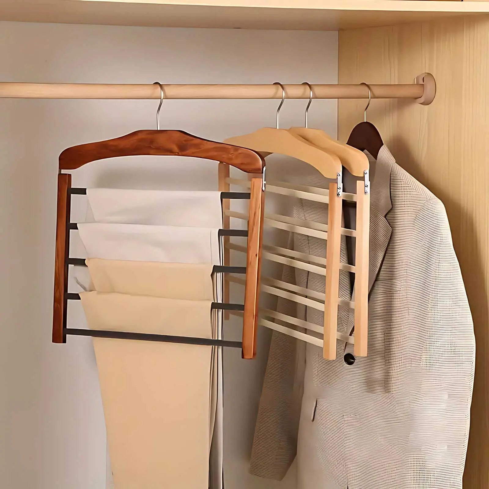 : Cintre multi-niveaux en bois massif pour dressing optimisé dans de Inovessa