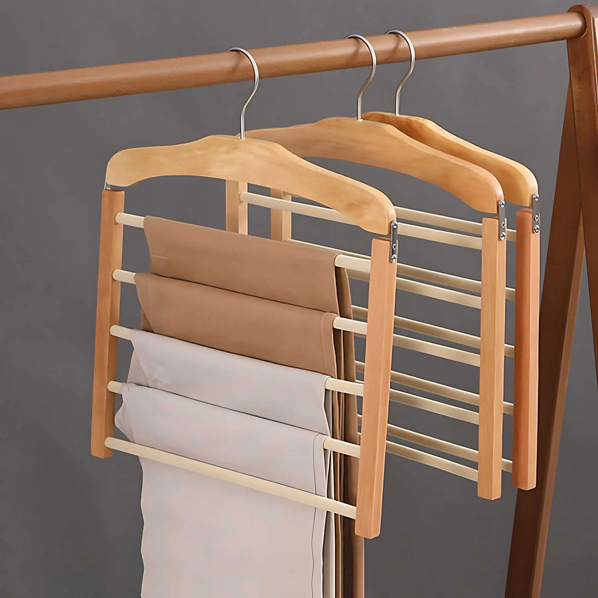 : Cintre multi-niveaux en bois massif pour dressing optimisé dans Cèdre de Inovessa