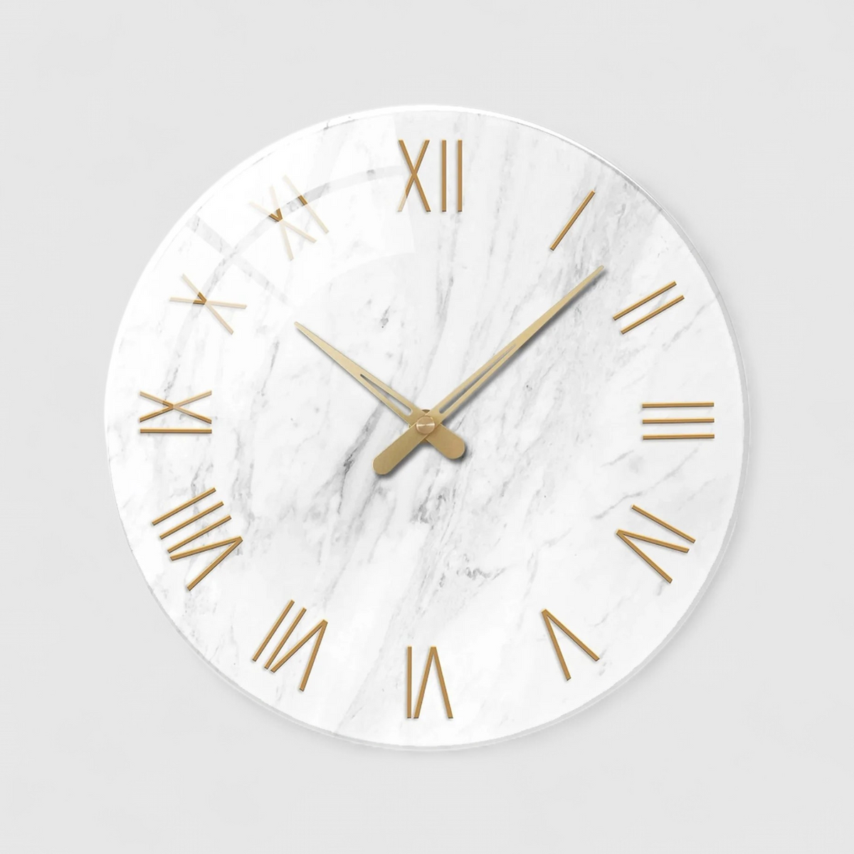 Wall Clocks : Horloge Murale Effet Marbre – Chiffres Romains Dorés et Élégance Classique dans de Marche Lino