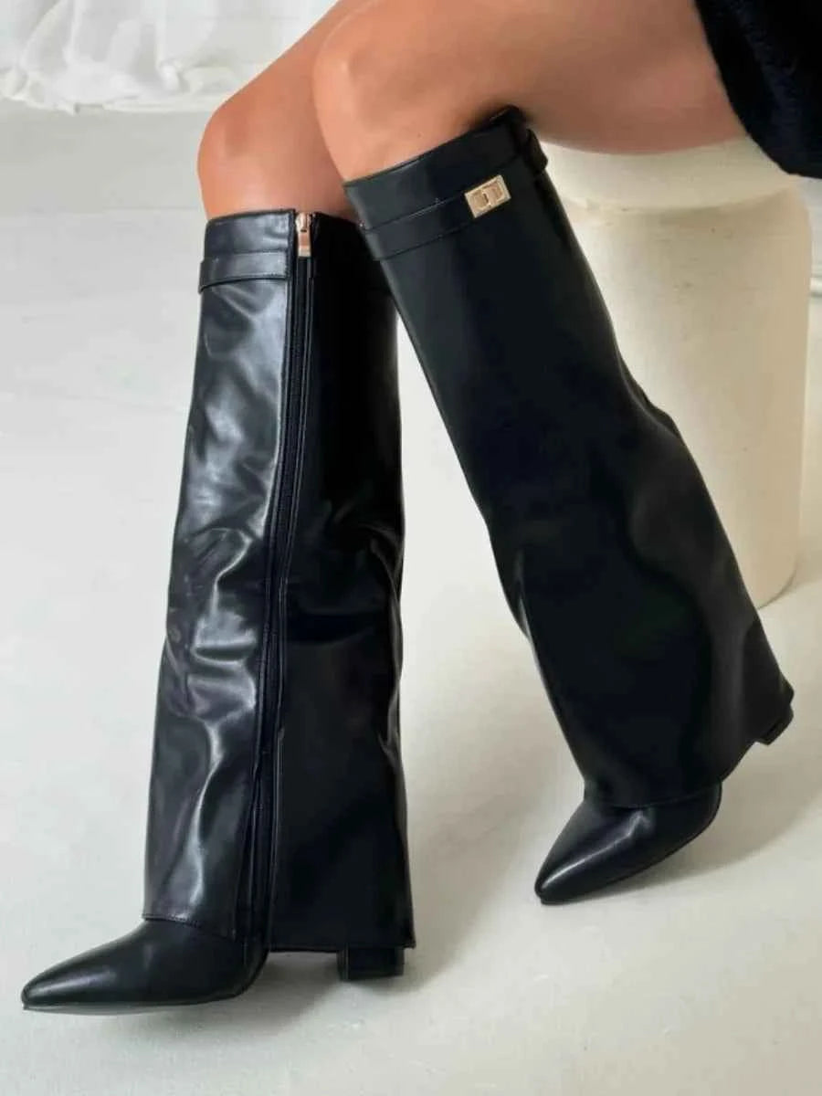 Bottes femme en suède avec détails métalliques