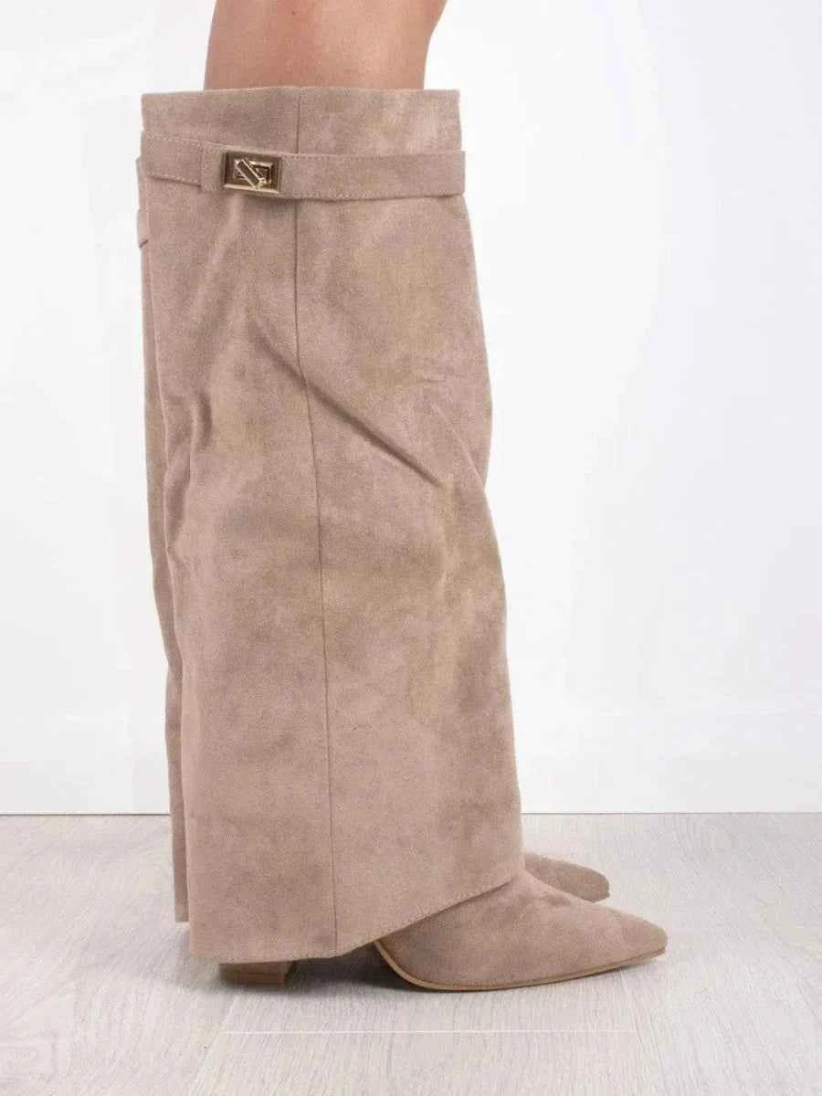 Bottes femme en suède avec détails métalliques