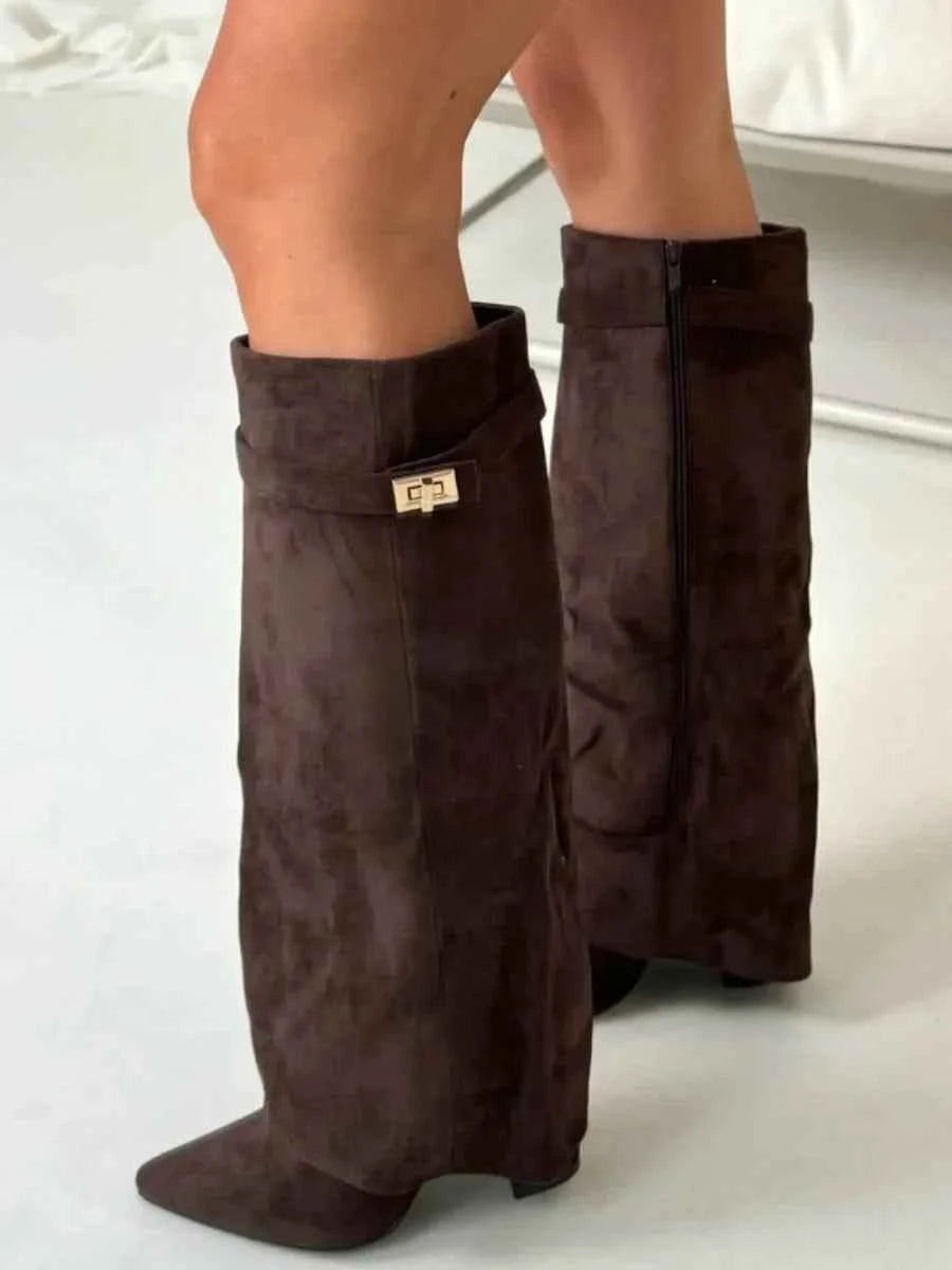 Bottes femme en suède avec détails métalliques