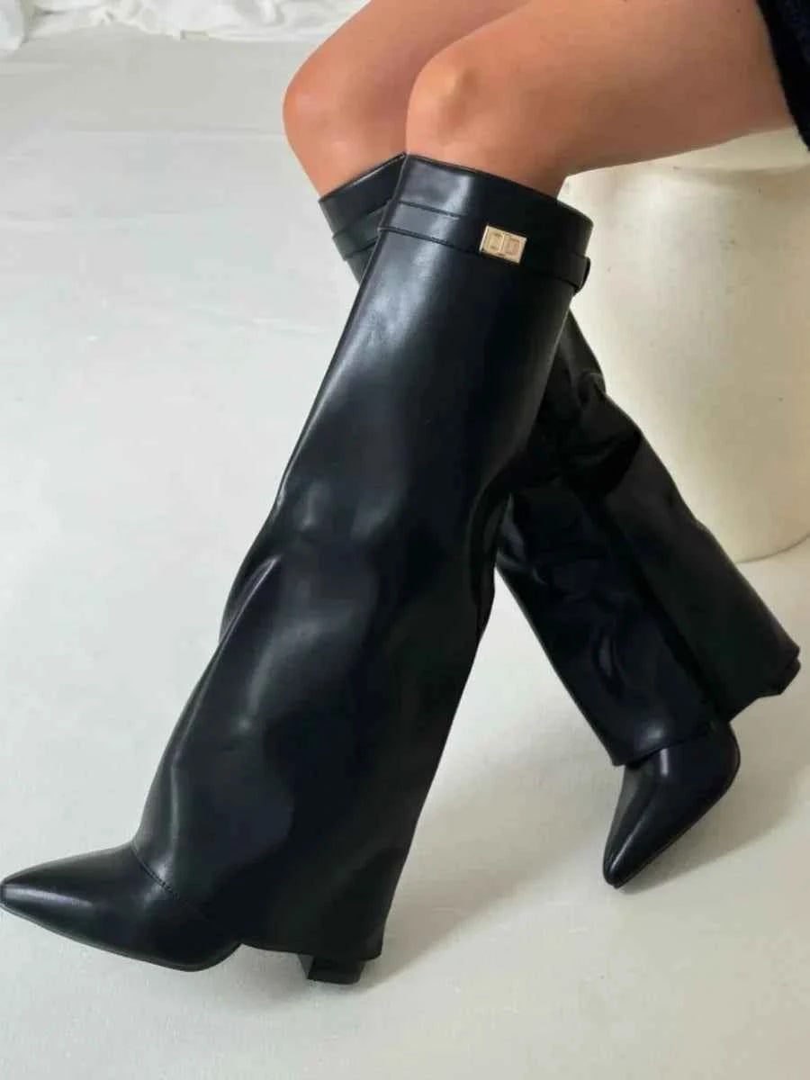 Bottes femme en suède avec détails métalliques