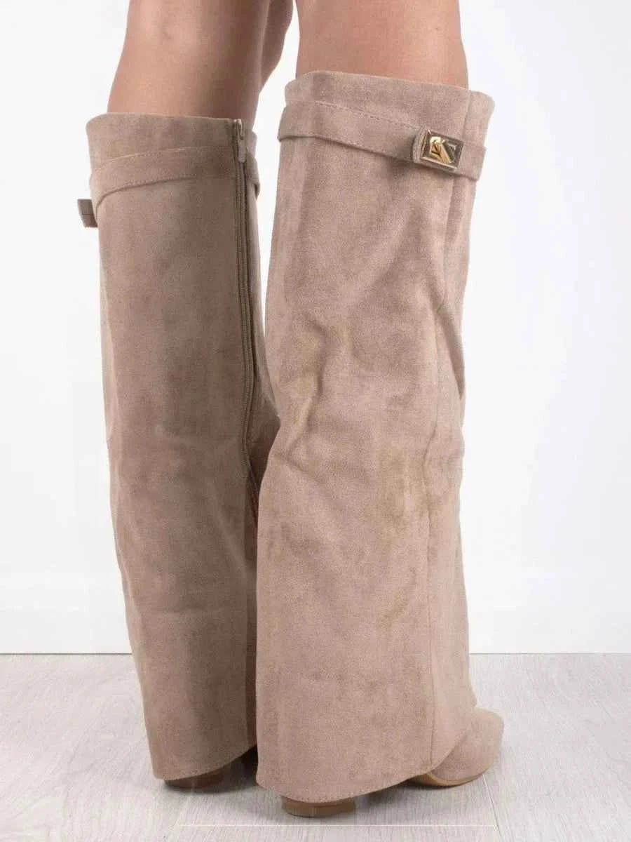 Bottes femme en suède avec détails métalliques