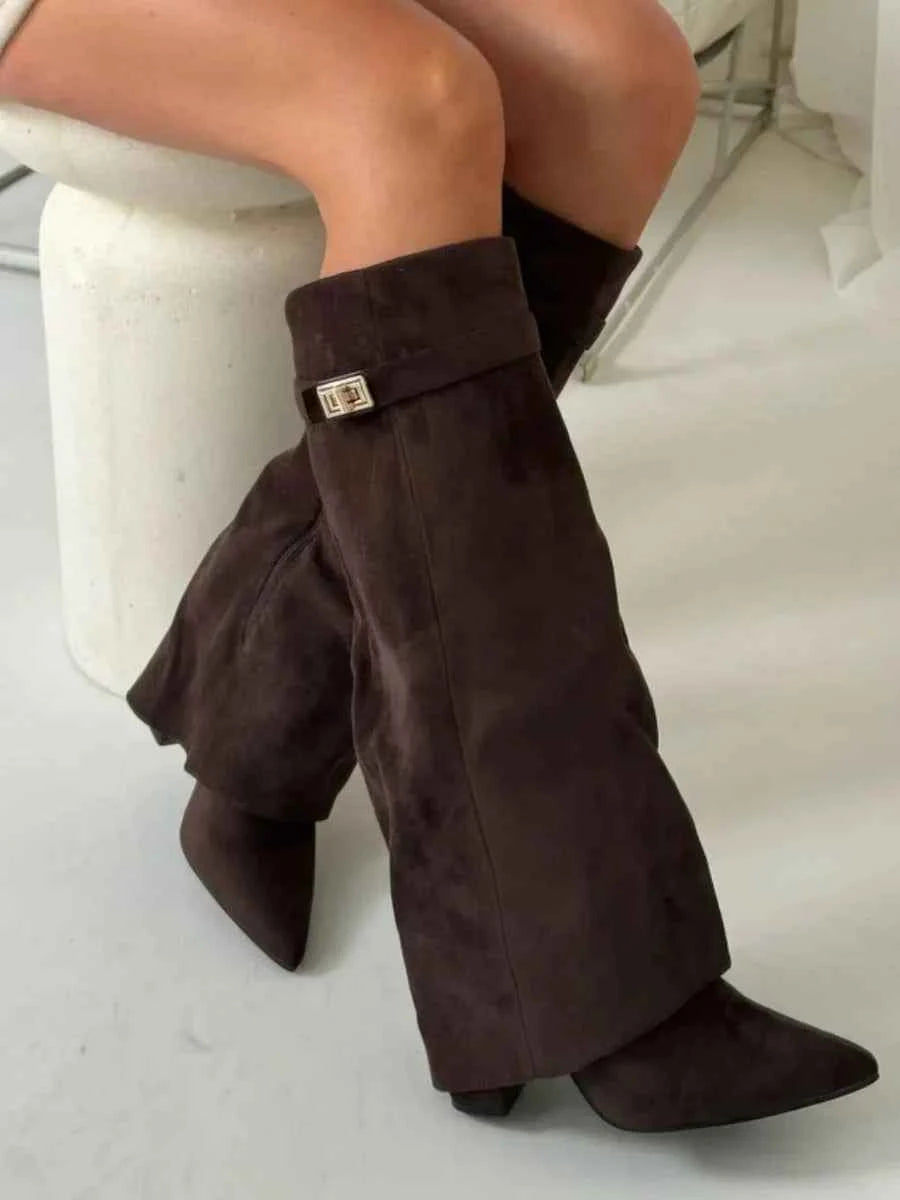 Bottes femme en suède avec détails métalliques