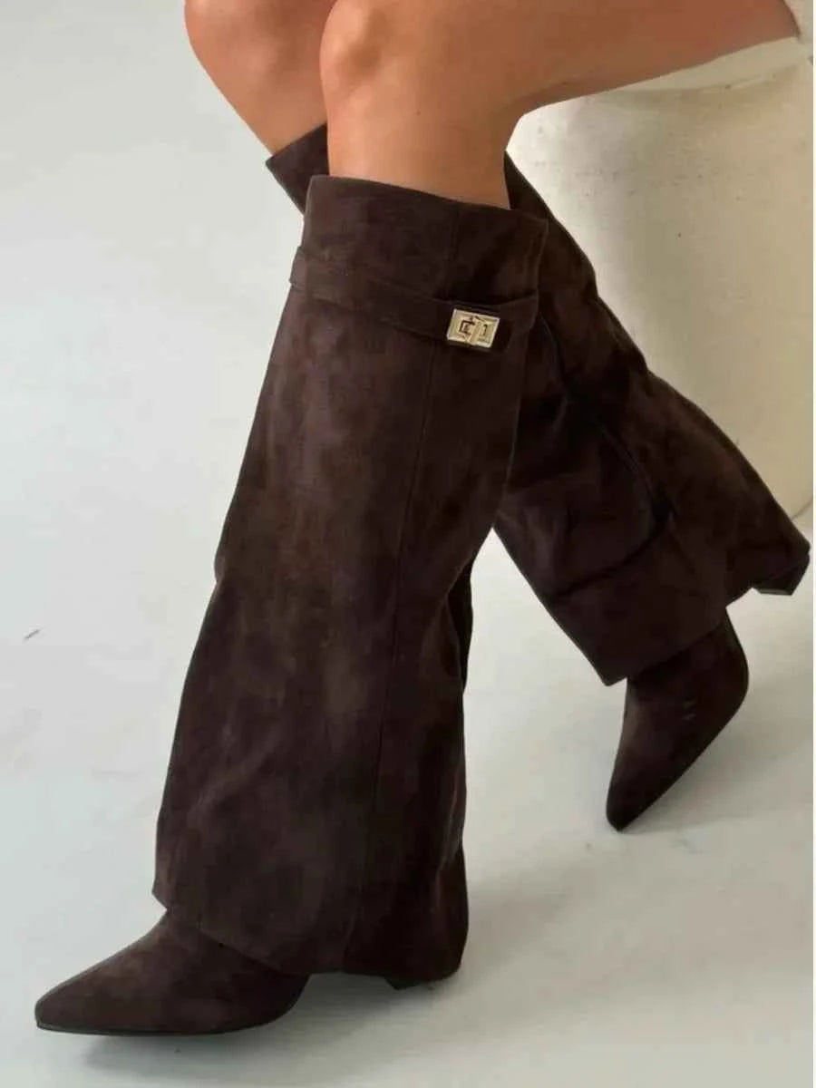 Bottes femme en suède avec détails métalliques