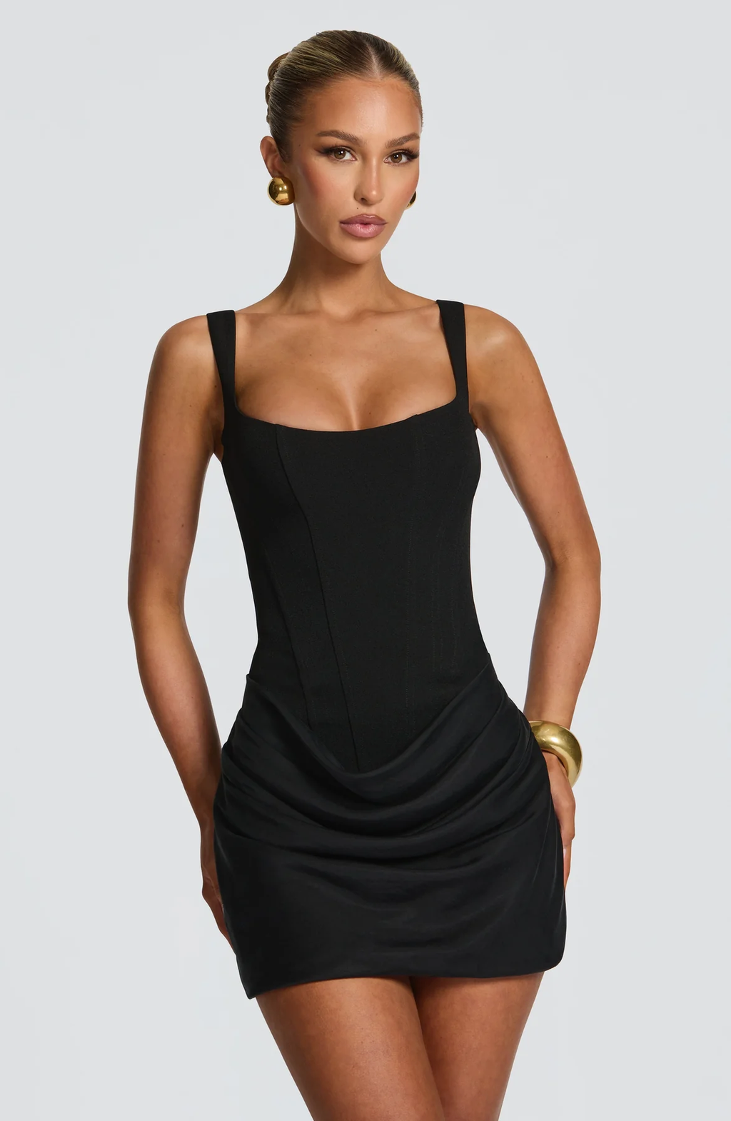 Mini Dress : Mini-robe femme froncée - Encolure carrée, dos à lacets dans Noir de Marche Lino
