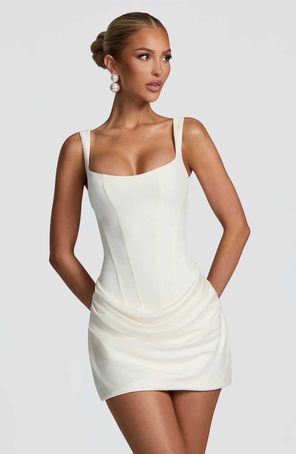 Mini Dress : Mini-robe femme froncée - Encolure carrée, dos à lacets dans Blanc de Marche Lino