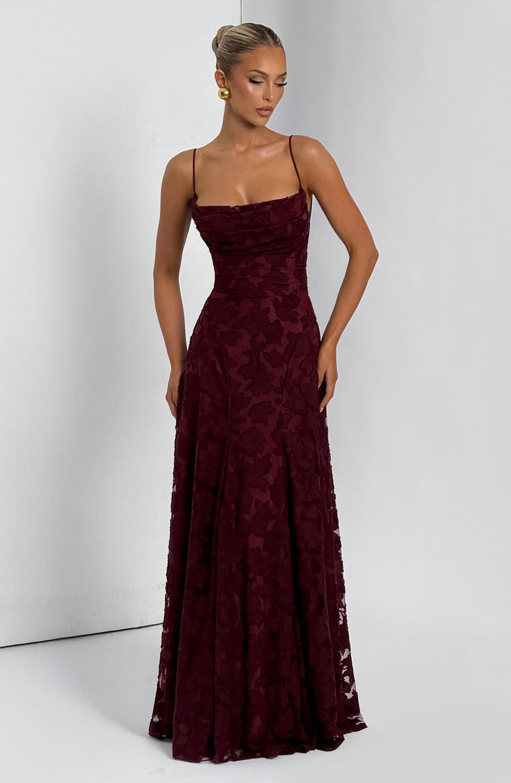 Maxi Dress : Robe longue femme avec décolleté cascade, bretelles spaghetti, motif floral et laçage au dos dans de Marche Lino