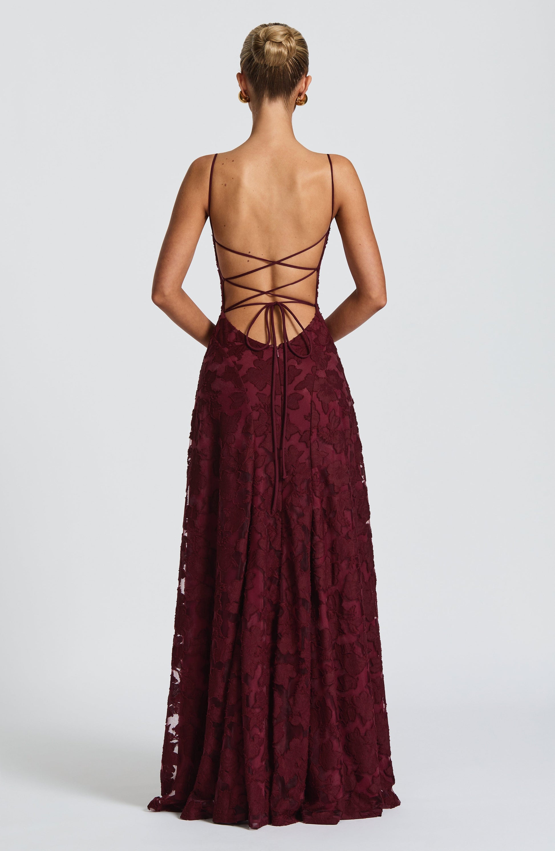 Maxi Dress : Robe longue femme avec décolleté cascade, bretelles spaghetti, motif floral et laçage au dos dans de Marche Lino