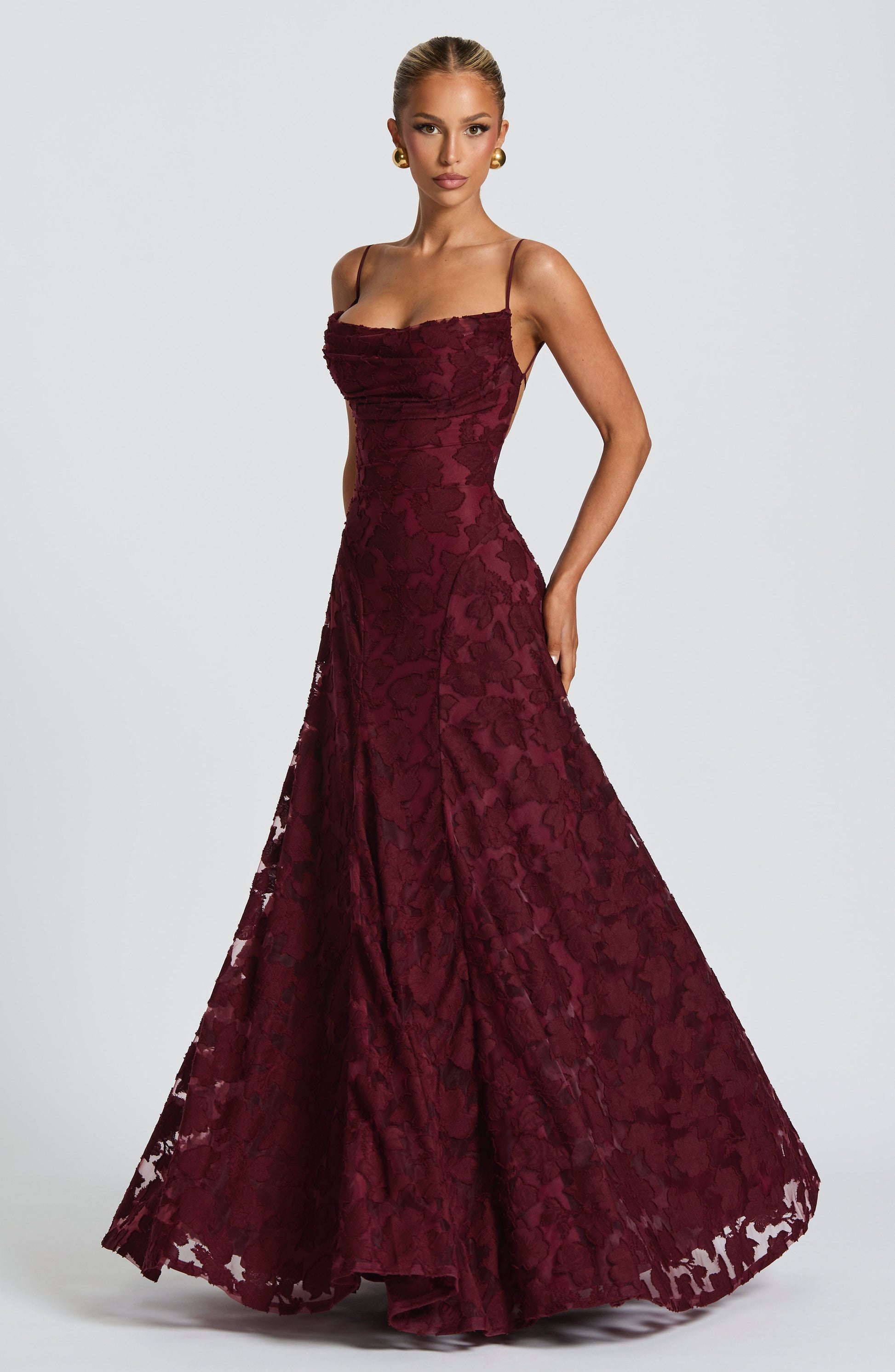 Maxi Dress : Robe longue femme avec décolleté cascade, bretelles spaghetti, motif floral et laçage au dos dans de Marche Lino