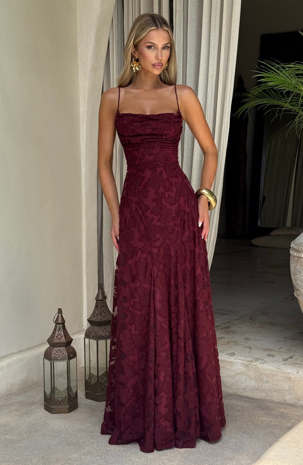 Maxi Dress : Robe longue femme avec décolleté cascade, bretelles spaghetti, motif floral et laçage au dos dans de Marche Lino